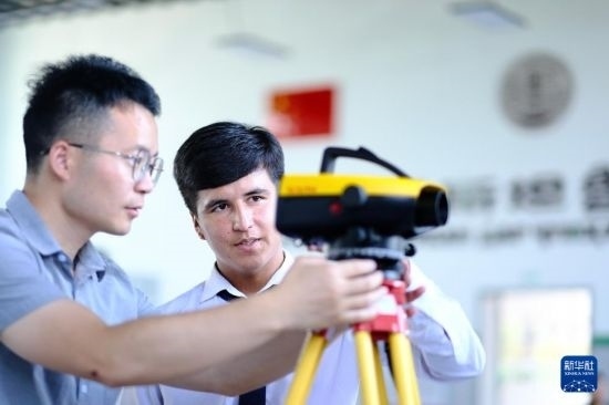 6月14日，在塔吉克斯坦首都杜尚別的魯班工坊，來自天津城市建設(shè)管理職業(yè)技術(shù)學(xué)院的老師（左）指導(dǎo)學(xué)生。新華社記者 鄭開君 攝