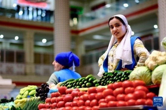 這是6月13日在塔吉克斯坦首都杜尚別大巴扎內(nèi)拍攝的營業(yè)者。新華社記者 鄭開君 攝