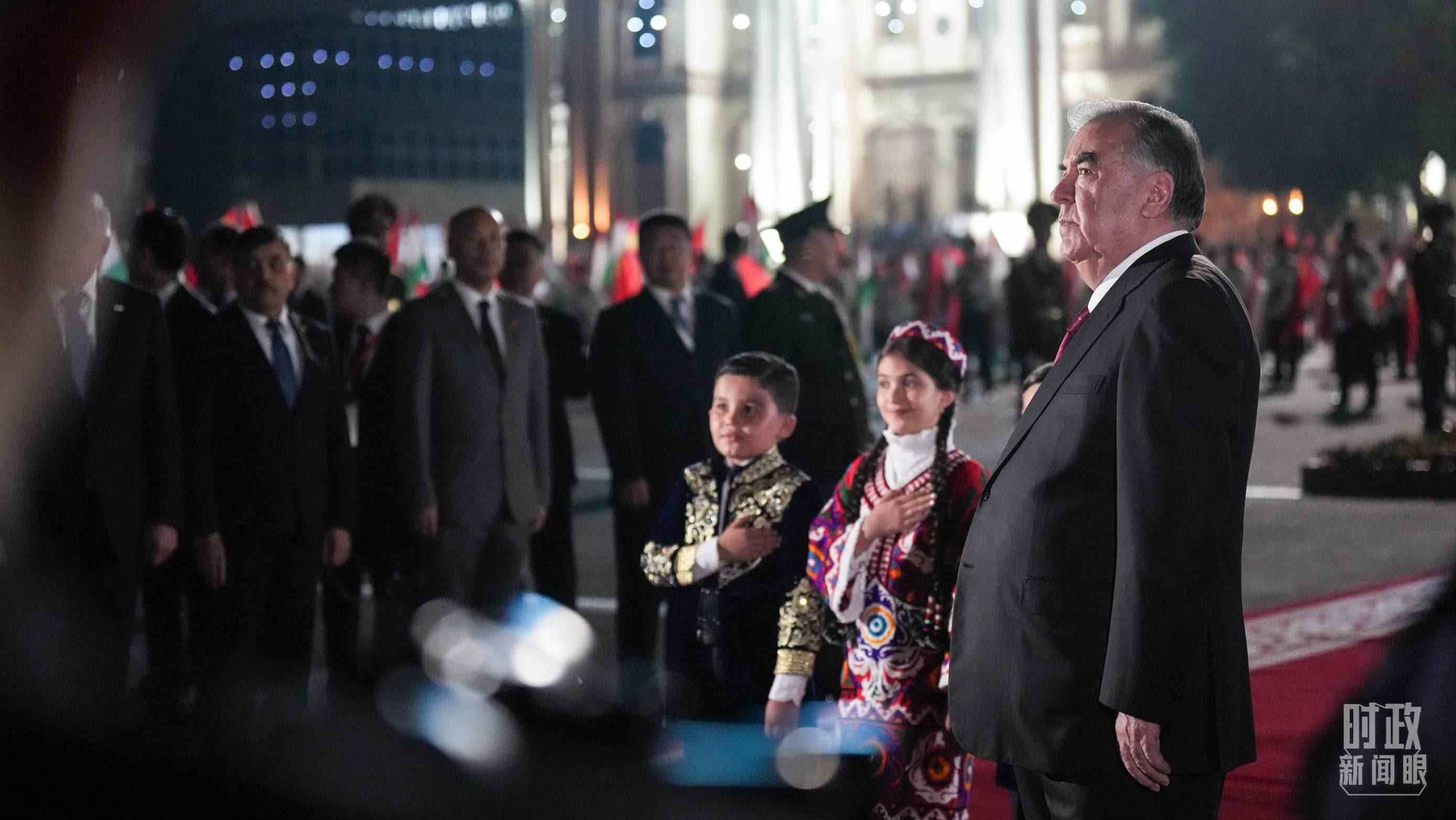 △拉赫蒙總統(tǒng)在機(jī)場(chǎng)迎接習(xí)主席。（總臺(tái)記者李晉拍攝）