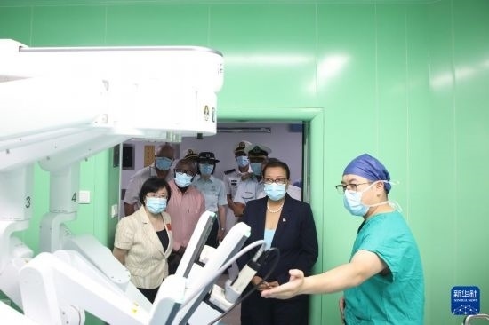 7月5日，塞舌爾衛(wèi)生部長維多在中國海軍“和平方舟”號醫(yī)院船上參觀。新華社發(fā)（劉志磊 攝）