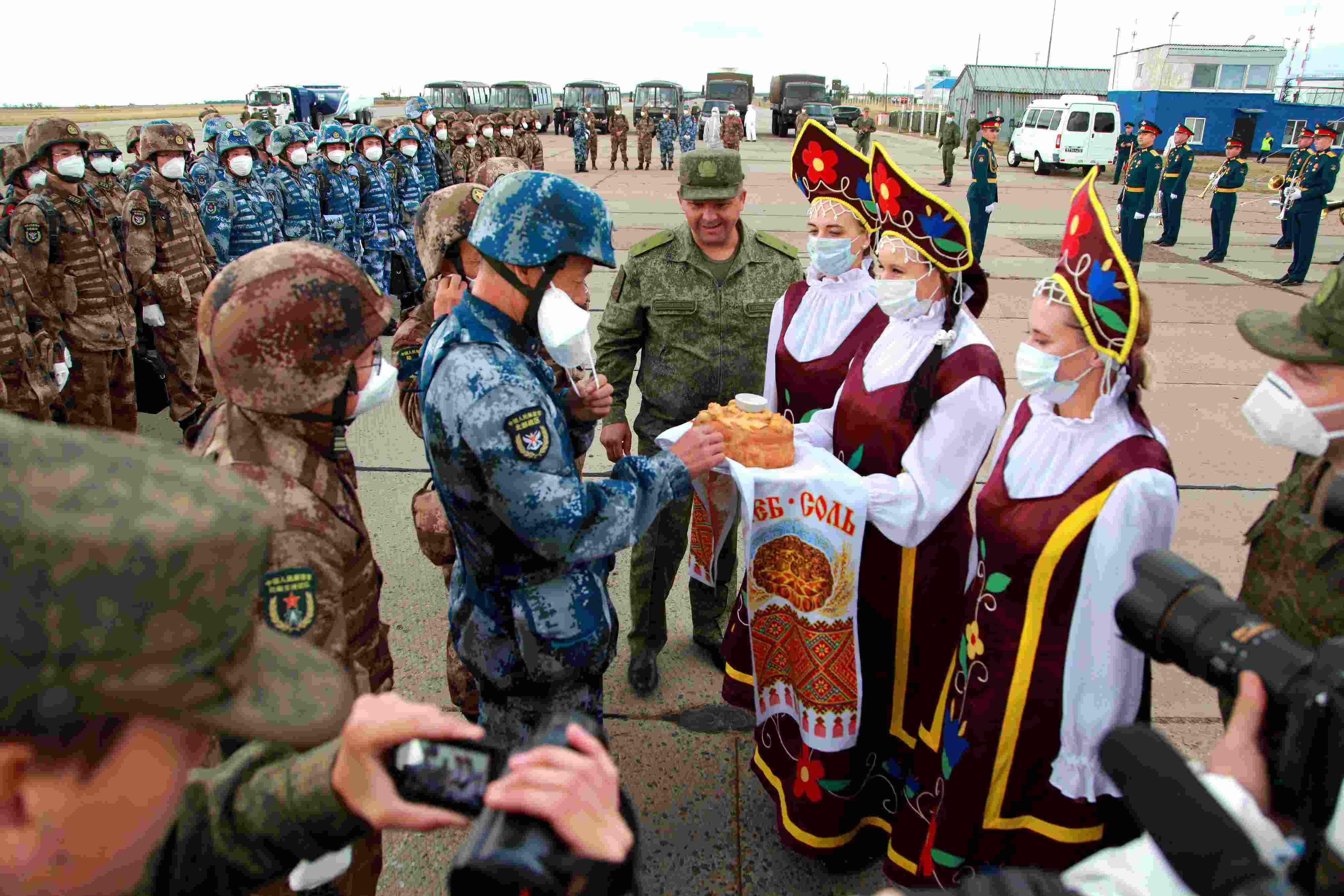 當地時間2021年9月10日，跨境參加“和平使命-2021”上海合作組織成員國聯合反恐軍演的中方部隊導演部抵達俄羅斯奧倫堡“東古茲”靶場演習地域。圖為俄方人員為中方人員舉行歡迎儀式。