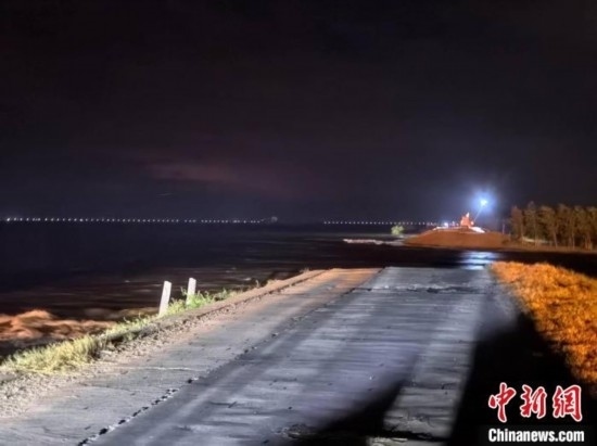  7月6日凌晨，湖南岳陽(yáng)華容縣團(tuán)洲垸洞庭湖一線堤防決口現(xiàn)場(chǎng)。中新社記者 白祖偕 攝