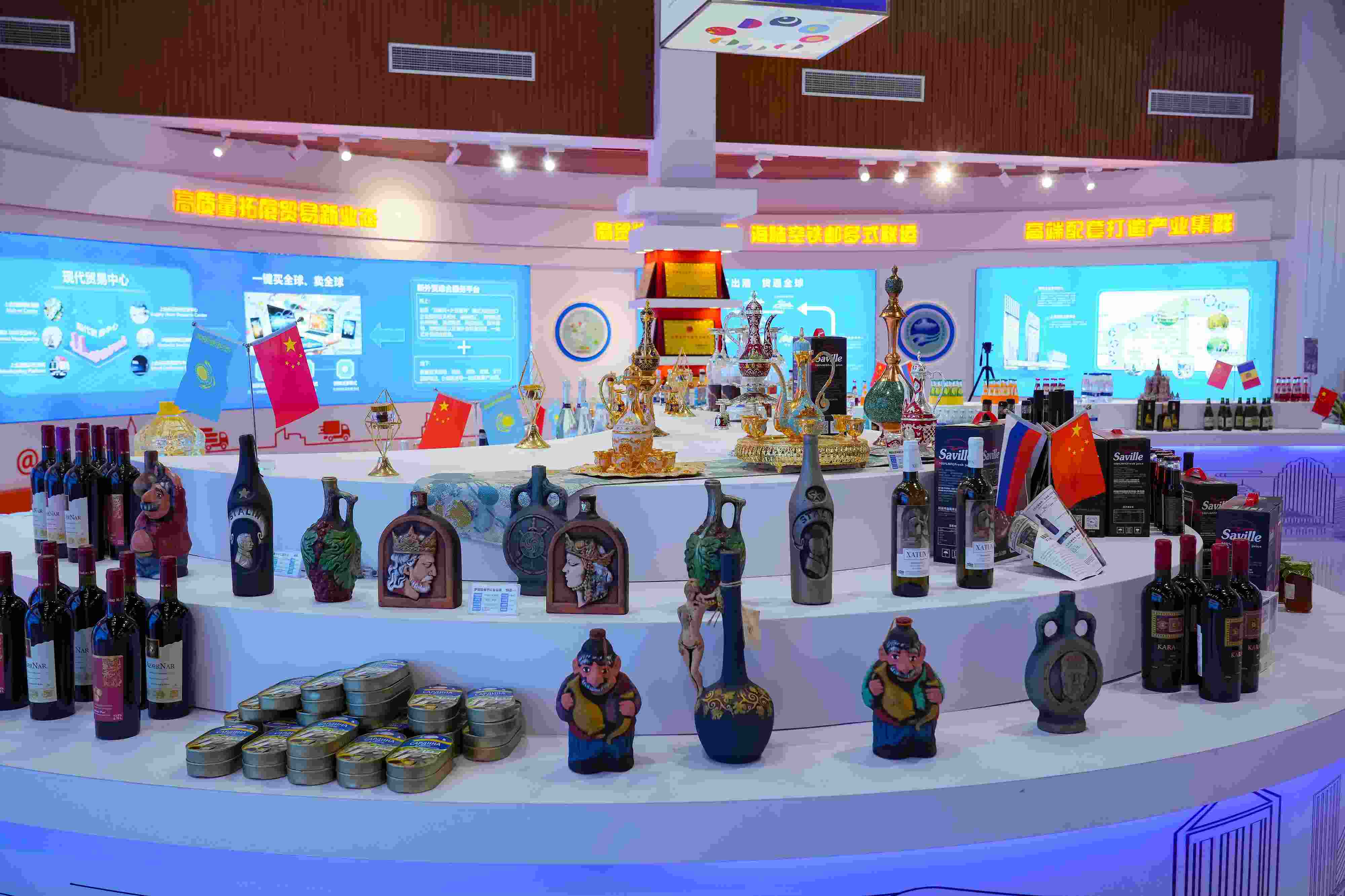 2022年10月19日，青島，上合示范區(qū)展出的上合組織國家特色商品。