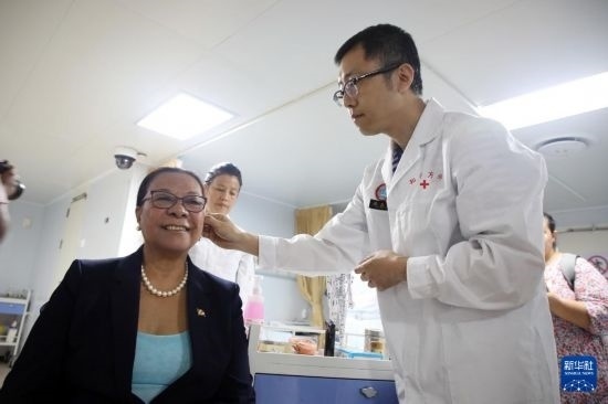 7月5日，塞舌爾衛(wèi)生部長維多在中國海軍“和平方舟”號醫(yī)院船上體驗中醫(yī)。新華社發(fā)（劉志磊 攝）