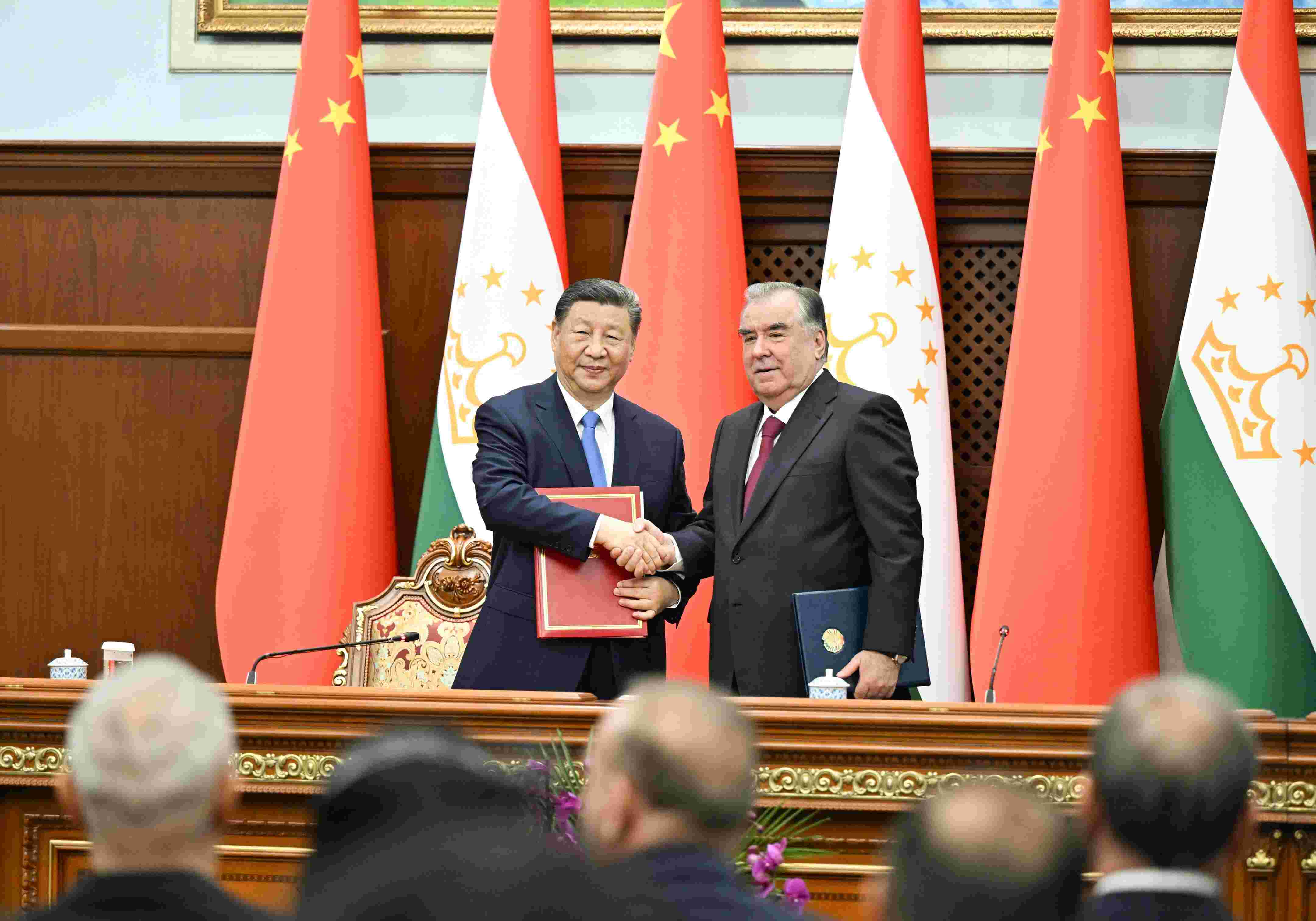 當(dāng)?shù)貢r(shí)間2024年7月5日下午，習(xí)近平主席同塔吉克斯坦總統(tǒng)拉赫蒙在杜尚別總統(tǒng)府舉行會(huì)談。會(huì)談后，兩國元首共同簽署《中華人民共和國和塔吉克斯坦共和國關(guān)于發(fā)展新時(shí)代全面戰(zhàn)略合作伙伴關(guān)系的聯(lián)合聲明》。