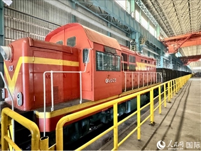 運輸通鋼產(chǎn)品的火車。人民網(wǎng) 謝瑩攝