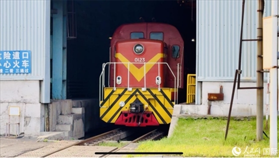 通鋼產(chǎn)品通過鐵路運輸出場。人民網(wǎng) 謝瑩攝