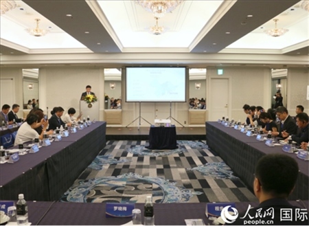 深圳市光明區(qū)委常委、副區(qū)長王芳成介紹光明科學(xué)城。人民網(wǎng) 許可攝