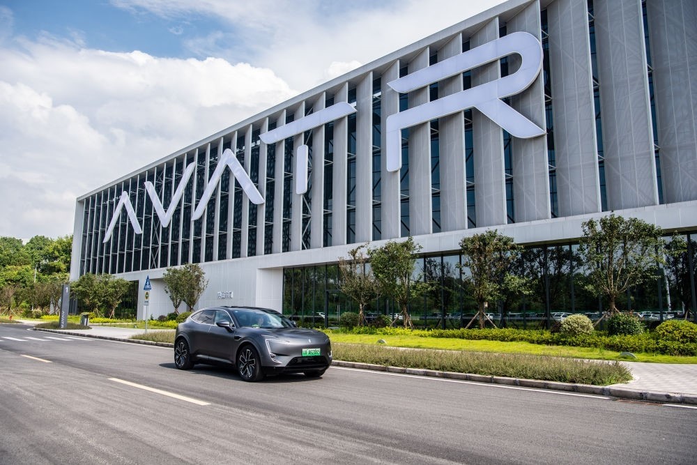 一輛新能源汽車在重慶市江北區(qū)行駛（2023年7月20日攝）。新華社記者 唐奕 攝