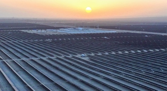 2023年11月13日拍攝的中國石油塔里木油田伽師縣60萬千瓦光伏發(fā)電項(xiàng)目（無人機(jī)照片）。新華社發(fā)（陳士兵攝）