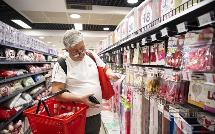 2024年4月29日，在匈牙利布達(dá)佩斯，一名男子在中歐商貿(mào)物流合作園區(qū)的中國(guó)商品交易展示中心內(nèi)購(gòu)物。中歐商貿(mào)物流合作園區(qū)是中國(guó)在歐洲地區(qū)建設(shè)的首個(gè)商貿(mào)物流型境外經(jīng)貿(mào)合作區(qū)，也是集商貿(mào)展示與交易、物流運(yùn)輸與倉(cāng)儲(chǔ)、產(chǎn)業(yè)投資與合作功能于一體的中歐企業(yè)雙向互動(dòng)平臺(tái)。新華社記者 張帆 攝