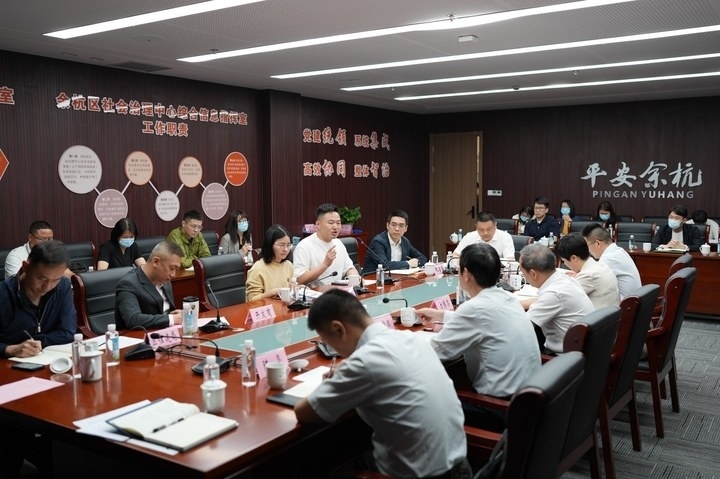 由浙江省信訪局和相關(guān)部門(mén)負(fù)責(zé)人組成的下訪團(tuán)在杭州市余杭區(qū)社會(huì)治理中心接待來(lái)訪群眾。新華社記者 翁忻旸 攝