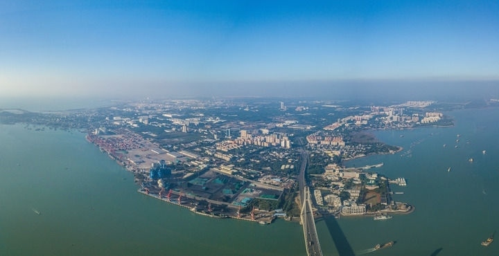 海南自貿(mào)港重點(diǎn)園區(qū)——洋浦經(jīng)濟(jì)開發(fā)區(qū)（2023年12月31日攝，無(wú)人機(jī)全景照片）。新華社記者 蒲曉旭 攝