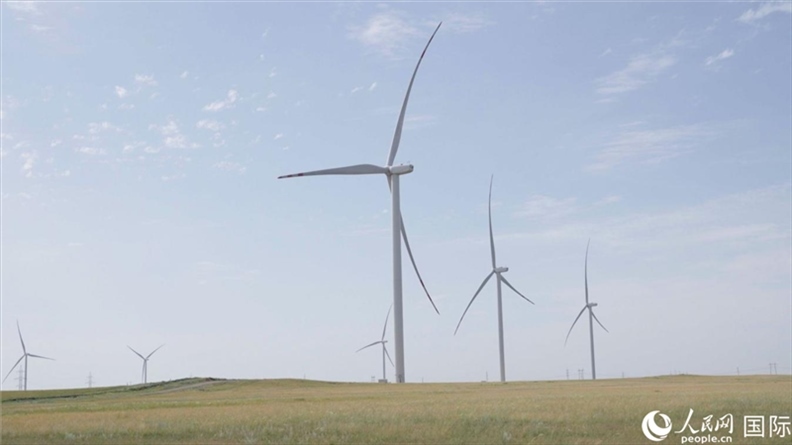 阿克莫拉州風(fēng)電項目群風(fēng)機。 人民網(wǎng)記者 葛泰佚攝
