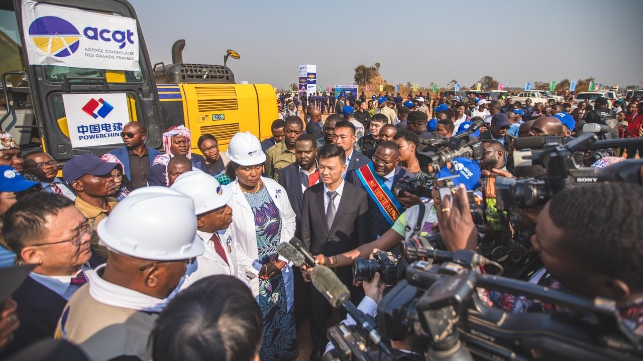 剛果（金）當?shù)孛襟w采訪出席開工儀式的有關(guān)負責人。中鐵資源集團供圖