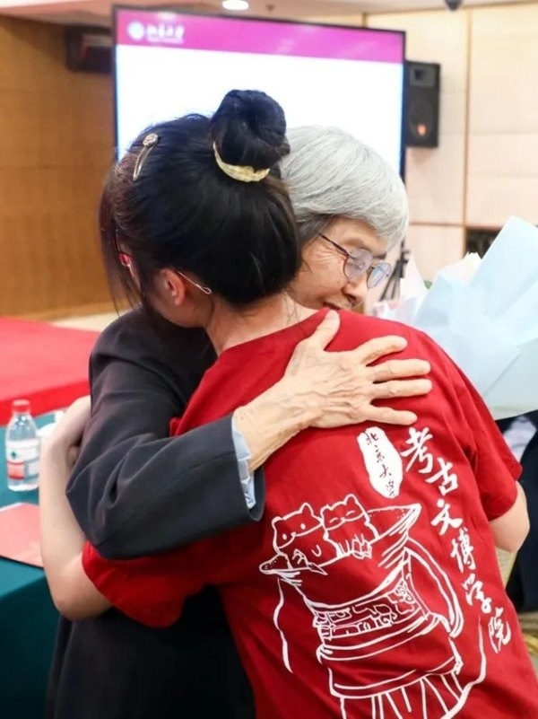 2023年，在校友向母校捐贈儀式上，鐘芳蓉與樊錦詩擁抱。校方供圖