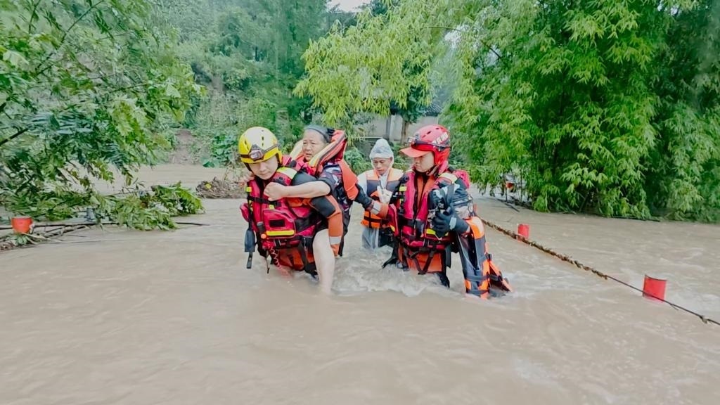 在忠縣，救援人員正在轉(zhuǎn)移受災(zāi)群眾。新華社發(fā)