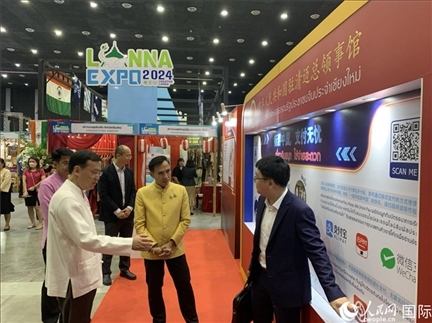 7月9日，中國駐清邁總領(lǐng)事陳海平與清邁副府尹威拉蓬等共同參觀以“暢游中國、支付無憂”為主題的中國展位。人民網(wǎng)記者章念生攝