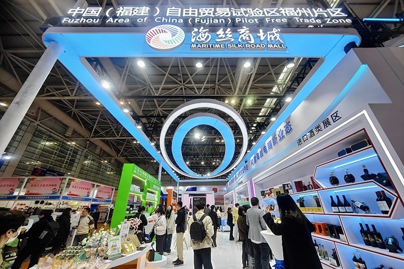 2024年3月18日，第四屆中國(guó)跨境電商交易會(huì)在福建福州開(kāi)幕。展會(huì)聚焦“鏈接跨境全流域 共建電商新生態(tài)”，集聚全國(guó)80余個(gè)外貿(mào)產(chǎn)業(yè)帶的上千家供應(yīng)鏈企業(yè)。