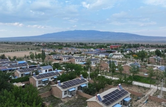 紅寺堡區(qū)新集村屋頂上的光伏板。新華社發(fā)（康國(guó)慶 攝）