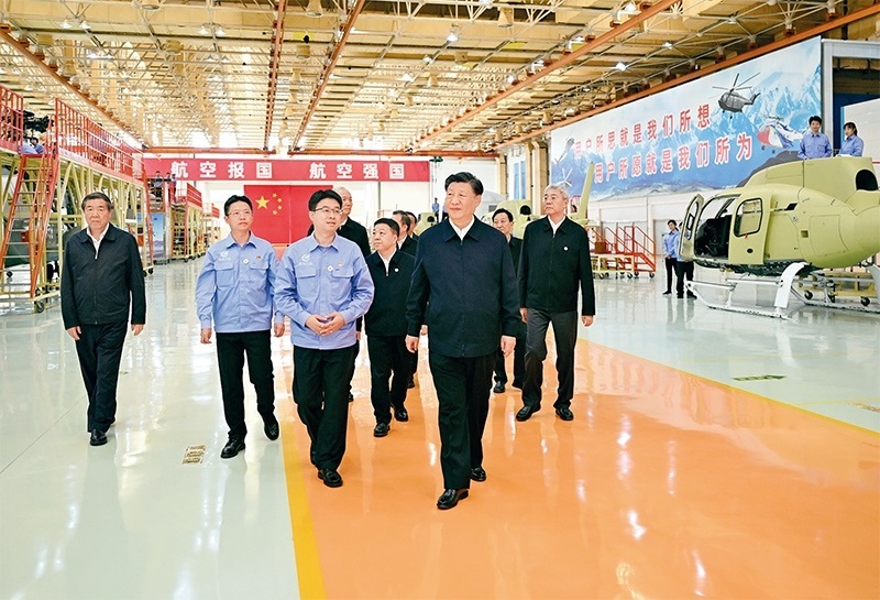 2023年10月10日至13日，中共中央總書記、國家主席、中央軍委主席習近平在江西考察。這是11日上午，習近平在景德鎮(zhèn)市昌河飛機工業(yè)（集團）有限公司考察。 新華社記者 燕雁/攝