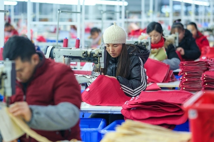 2024年1月18日，社區(qū)居民在紅安社區(qū)的鄉(xiāng)村振興就業(yè)車間工作。紅安社區(qū)是由易地搬遷安置區(qū)單獨(dú)成立的新社區(qū)，位于湖南省湘西土家族苗族自治州鳳凰縣禾庫鎮(zhèn)。新華社記者 張鋮 攝