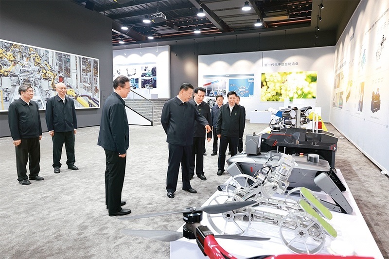 2024年4月22日至24日，中共中央總書記、國家主席、中央軍委主席習近平在重慶考察。這是22日下午，習近平參觀重慶科技創(chuàng)新和產業(yè)發(fā)展成果展示。 新華社記者 王曄/攝