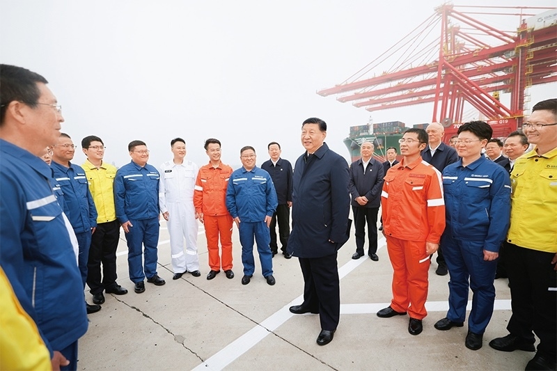 2024年5月22日至24日，中共中央總書記、國家主席、中央軍委主席習近平在山東考察。這是22日下午，習近平在日照港親切慰問港口科技工作者、運營人員、航運人員。 新華社記者 鞠鵬/攝