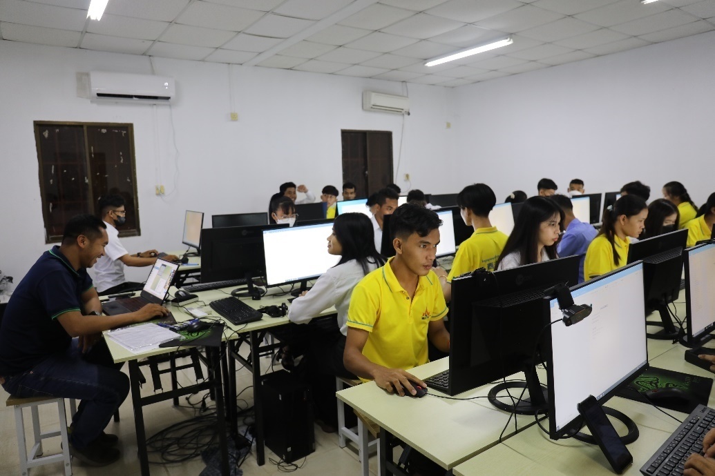 圖為西哈努克港工商學院的學生正在上課。西港特區(qū)公司供圖
