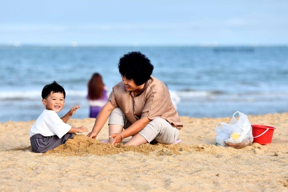 △山東日照陽光海岸綠道沙灘一角。近年來，日照還海于民、還景于民，在保留松林、沙灘、礁石和濕地資源的基礎(chǔ)上，修復整治生態(tài)岸線，打造出一條長約28公里的陽光海岸綠道，吸引眾多市民游客度假休閑。