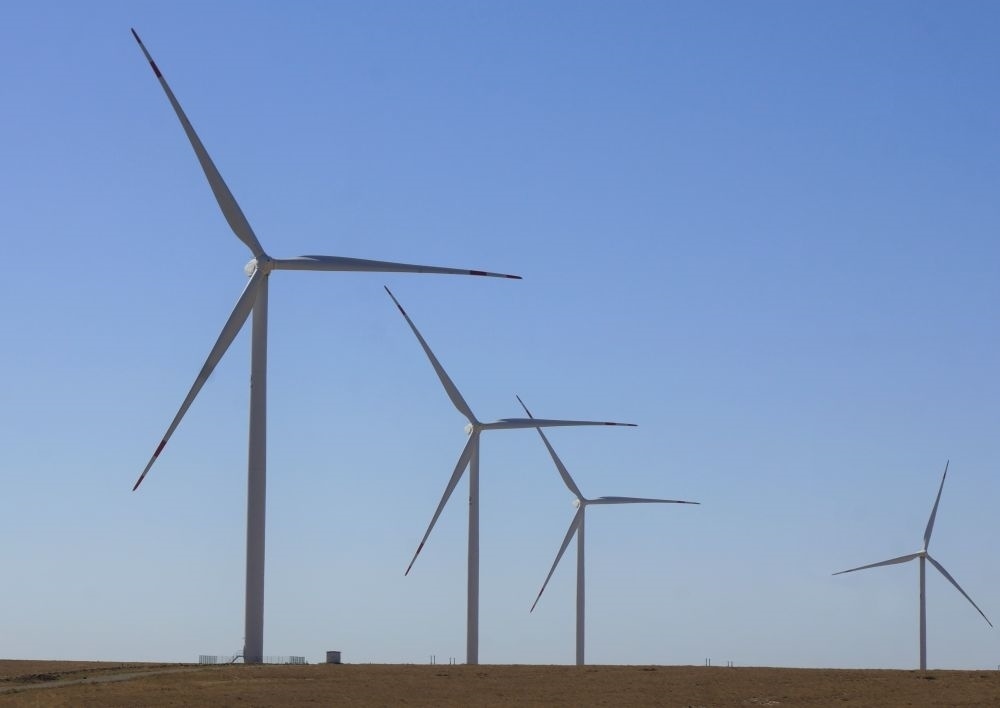 這是中哈合作的哈薩克斯坦札納塔斯100兆瓦風(fēng)電項目（2022年9月13日攝）。新華社發(fā)（德米特里·瓦西連科 攝）