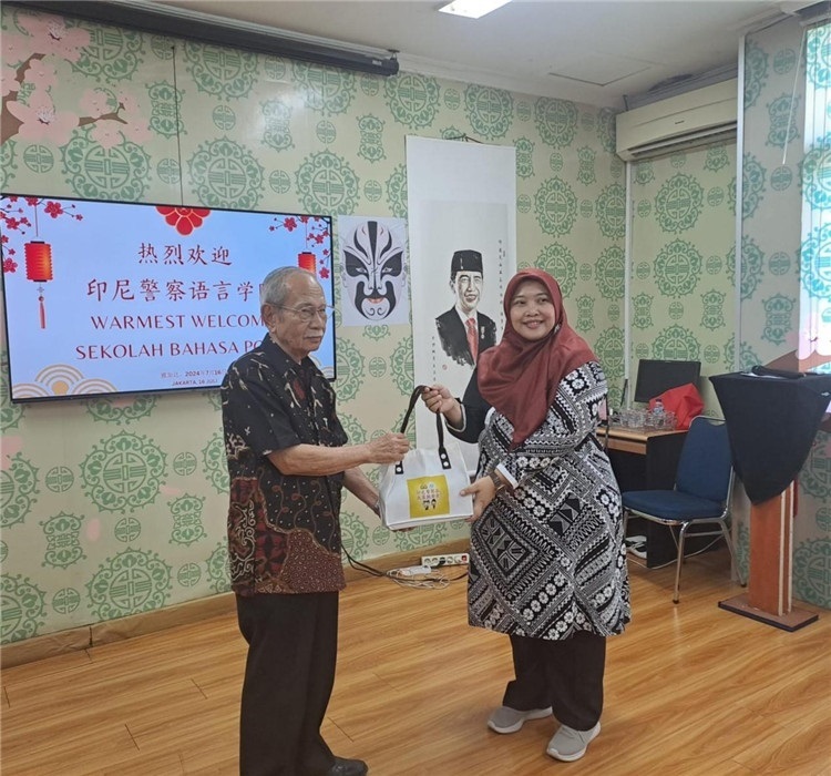 拉哈尤·蘇珊蒂與穆尼交換禮品?；顒又鬓k方供圖