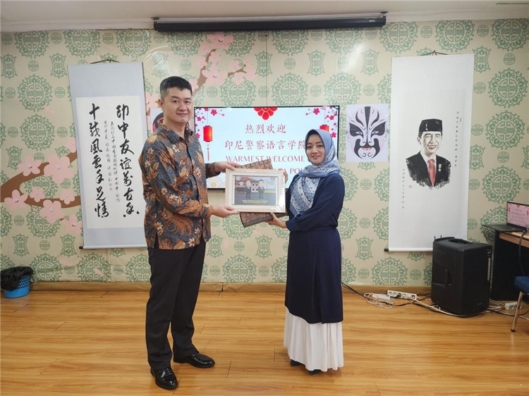 警察語言學院老師與王大昕交換禮品?；顒又鬓k方供圖