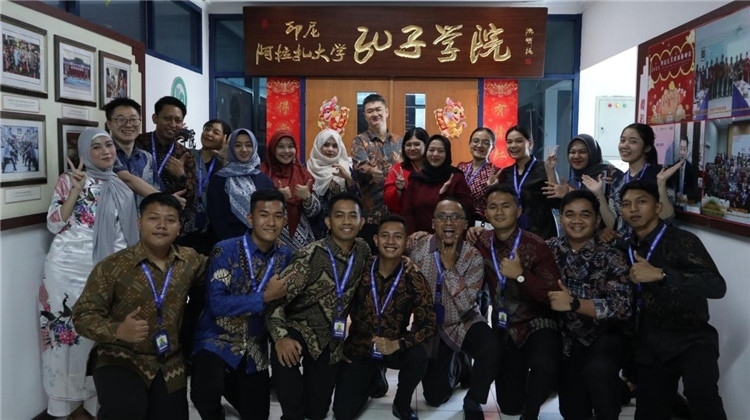 警察 學員們在孔院門口合影?；顒又鬓k方供圖