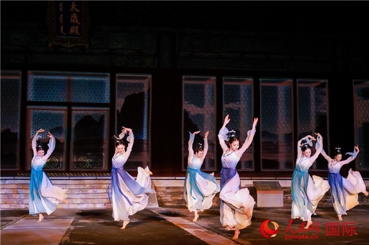 “光影北京——2024世界燈光師大會(huì)”開(kāi)幕式當(dāng)晚的燈光秀表演。人民網(wǎng)記者 趙益普攝