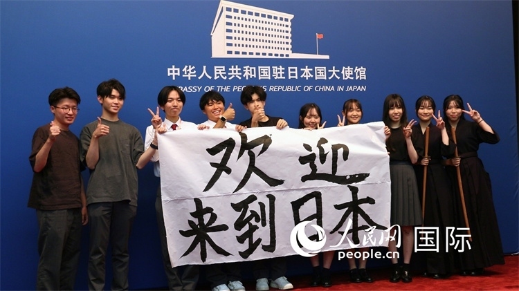 日本小大使現(xiàn)場(chǎng)書寫“歡迎來到日本”。人民網(wǎng) 許可攝