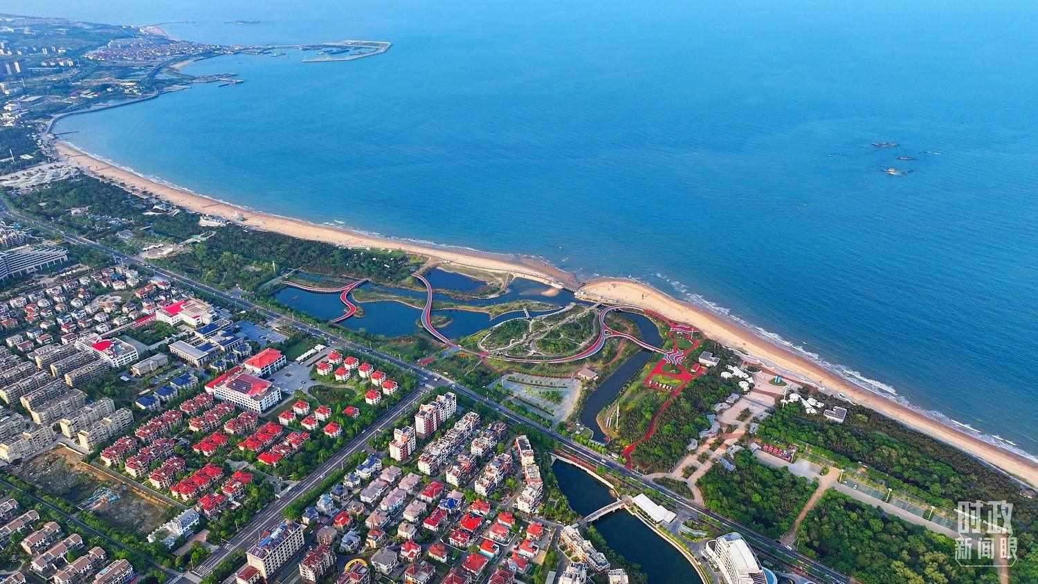 △日照市陽光海岸綠道。近年來，日照市對沿海裸露場地及岸線破損處進行生態(tài)修復(fù)，建成約28公里的陽光海岸綠道，為市民和游客提供了運動休閑好去處。（總臺央視記者范凱拍攝）