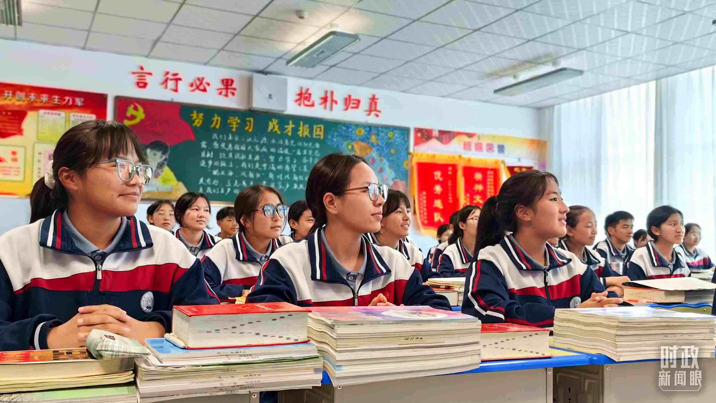 △果洛西寧民族中學(xué)高一（1）班的“新時代、新家鄉(xiāng)”主題思政課。（總臺央視記者段德文拍攝）