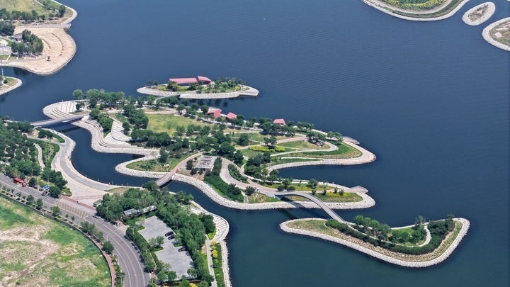 這是2024年6月28日拍攝的天津市濱海新區(qū)南灣公園一景（無人機(jī)照片）。新華社記者 李然 攝