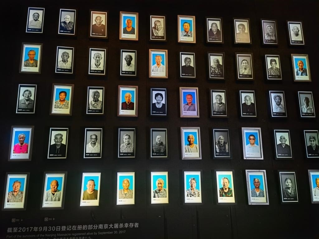 侵華日軍南京大屠殺遇難同胞紀(jì)念館內(nèi)的幸存者照片墻局部。新華社記者邱冰清 攝