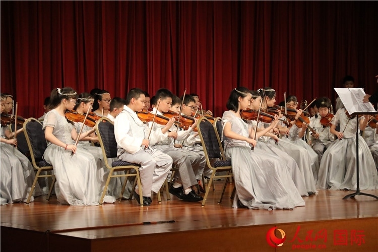 北京市學(xué)生金帆藝術(shù)團(tuán)的學(xué)生們演奏音樂(lè)。人民網(wǎng)記者 李志偉攝