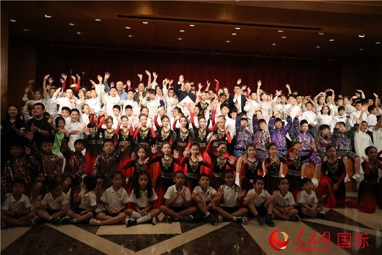 中美青少年藝術(shù)交流匯演活動(dòng)結(jié)束后，嘉賓們與學(xué)生們合影。人民網(wǎng)記者 李志偉攝