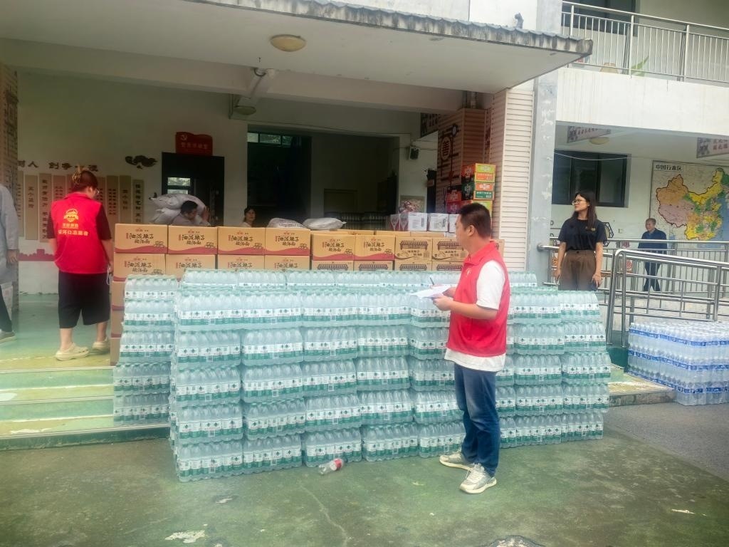 圖為愛(ài)心人士向鳳縣河口鎮(zhèn)中心小學(xué)捐贈(zèng)的物資。新華社記者 劉彤 攝