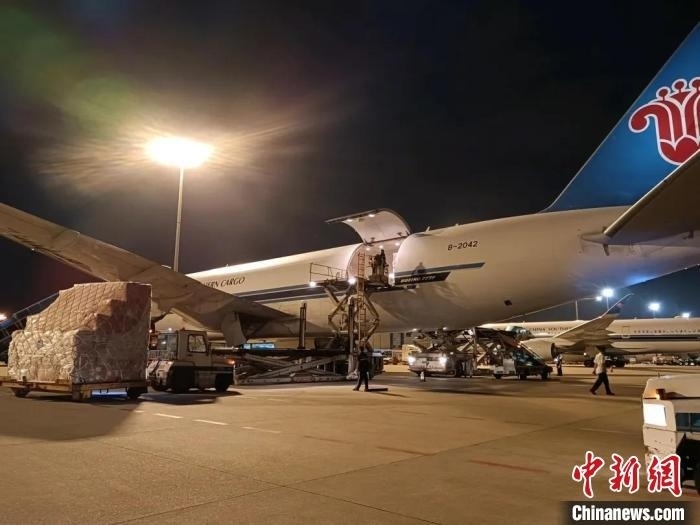 南航物流客機正裝運前往巴黎的跨境電商貨物。南方航空 供圖