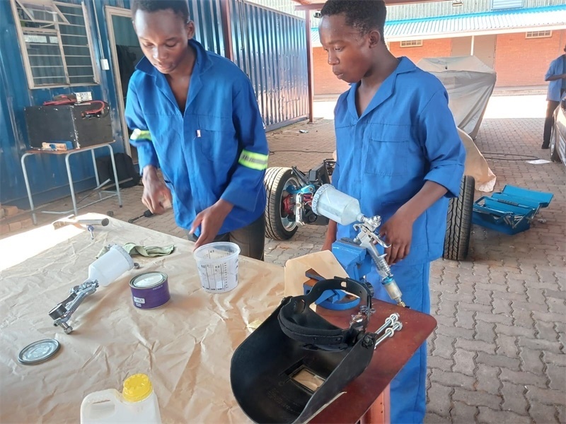 南非學(xué)生認(rèn)真改造“老爺車”。索尚古夫技術(shù)高中供圖