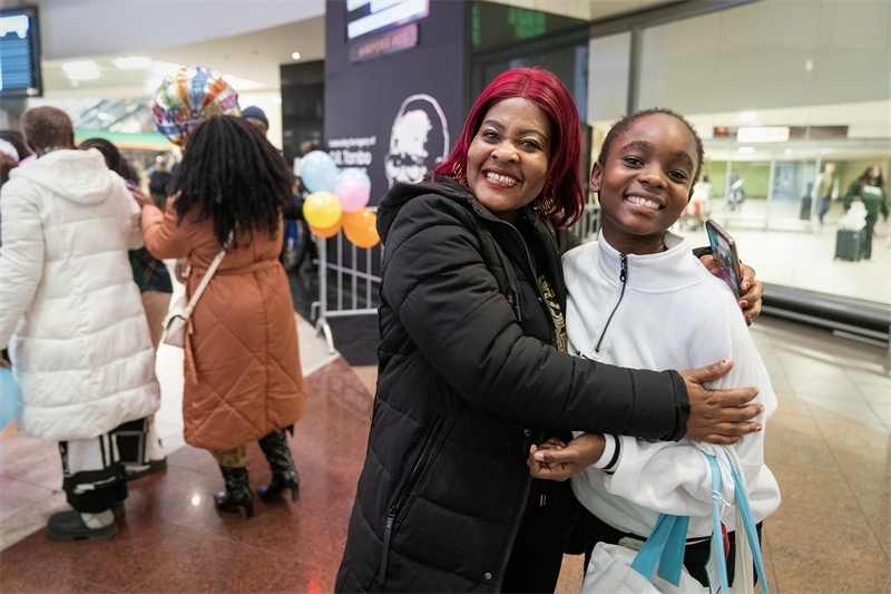 學(xué)生與家長(zhǎng)相擁歡慶。希拉茲·莫林?jǐn)z