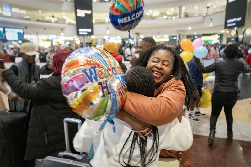 學(xué)生與家長(zhǎng)相擁歡慶。希拉茲·莫林?jǐn)z