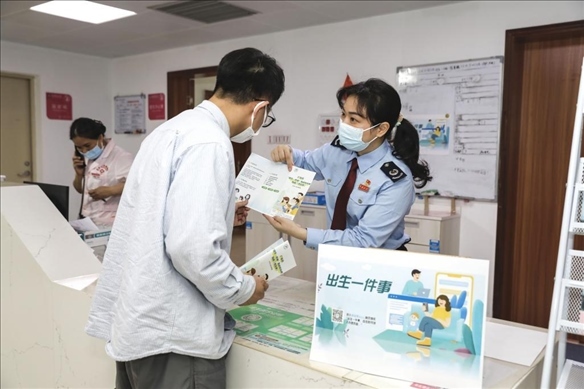 志愿者為葉先生介紹新生兒相關(guān)服務(wù)。云浮市稅務(wù)局供圖