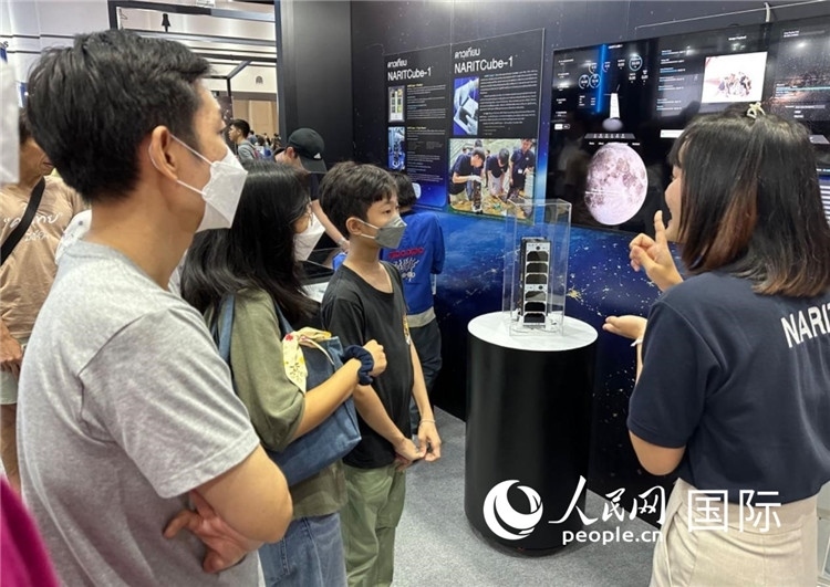 泰國(guó)國(guó)家天文研究所工作人員向觀眾科普天文知識(shí)。人民網(wǎng)記者 簡(jiǎn)承淵攝