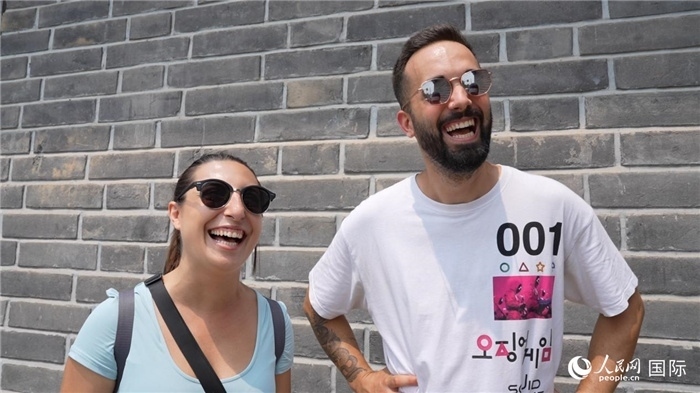 圖為西班牙籍游客塔瑪拉·魯伊斯·查莫羅（左）和馬克·普拉達(dá)·巴約納（右）。人民網(wǎng)記者 吳超嵐攝